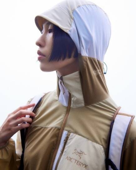 A person wearing a hoodieDescription automatically generated